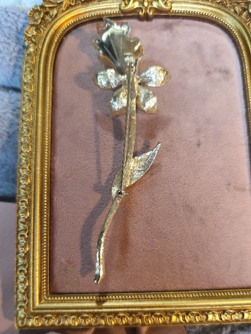Vintage 1960s Unsigned Shaded Green Enamel Long-Stem Flower Brooch - Picture 6 of 6